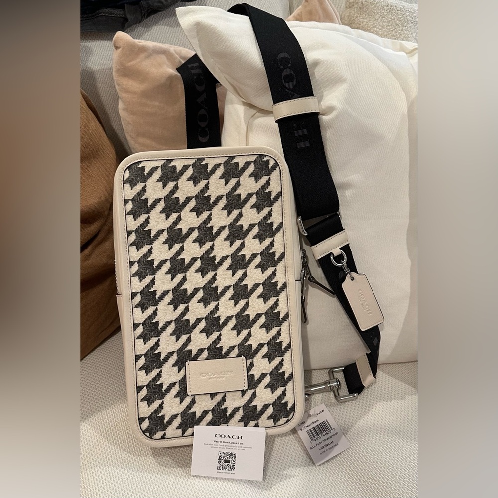 NWT Coach

SULLIVAN PACK WITH HOUNDSTOOTH PRINT